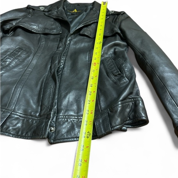 Y2K Black butter soft leather jacket, fitted,epaulette,moto,timeless,PTP 17” S/M - Picture 2 of 10